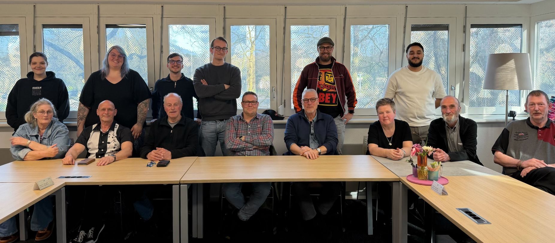 Groepsfoto van het Tolkie-team samen met ervaringsdeskundigen